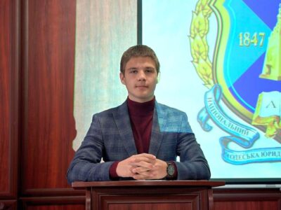 Євген Жураковський презентує дослідження на конференції в ІФННЮІ, виступ біля кафедри